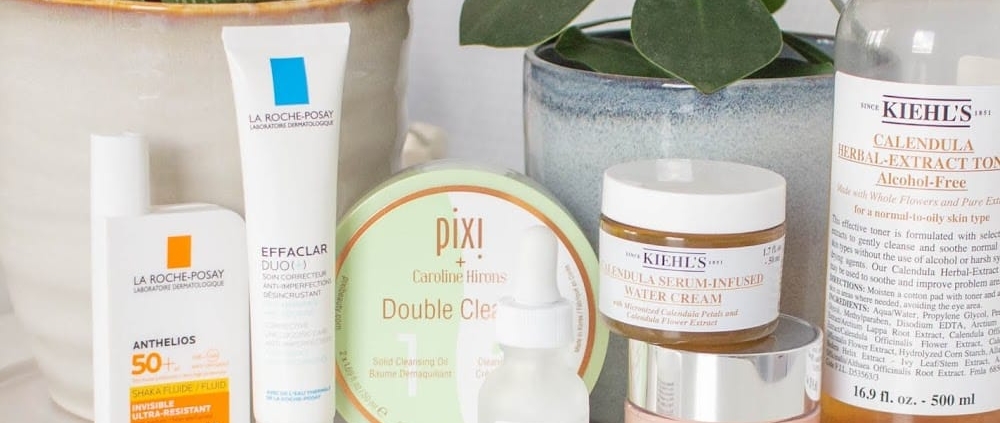 Une collection organisée de produits de soins de la peau de La Roche-Posay, Pixi, Kiehl's, The Ordinary et Clinique orne la surface, tandis que deux plantes en pot rehaussent le décor serein - un cadre parfait pour votre Routinr Beauté. Dakar