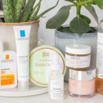 Une collection organisée de produits de soins de la peau de La Roche-Posay, Pixi, Kiehl's, The Ordinary et Clinique orne la surface, tandis que deux plantes en pot rehaussent le décor serein - un cadre parfait pour votre Routinr Beauté. Dakar