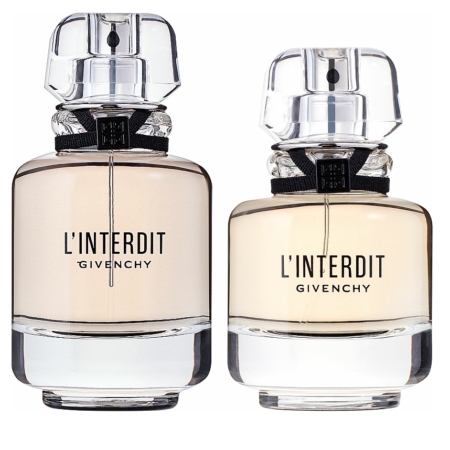 Deux flacons en verre transparent de Givenchy L'Interdit Eau de Parfum pour femme 35 ml, chacun doté d'une collerette noire et d'un bouchon transparent à facettes, sont présentés côte à côte, révélant à l'intérieur des senteurs signature beige pâle. Dakar