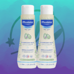 Le Mustela Bébé Duo Shampooing Doux 2 x 200ml, ainsi qu'un échantillon gratuit de 50ml de Mustela Gel Lavant, sont présentés côte à côte sur un fond dégradé bleu et violet avec de subtils motifs d'étoiles et de plantes. Dakar