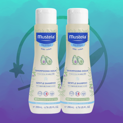 Le Mustela Bébé Duo Shampooing Doux 2 x 200ml, ainsi qu'un échantillon gratuit de 50ml de Mustela Gel Lavant, sont présentés côte à côte sur un fond dégradé bleu et violet avec de subtils motifs d'étoiles et de plantes. Dakar
