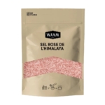 Un sachet beige refermable étiqueté "Waam Sel Rose de l'Himalaya Bain et Gommage 400 g" présente des cristaux de sel rose de l'Himalaya et des icônes écologiques dans le fond, soulignant la qualité du produit et son adéquation pour le bain et l'exfoliation. Dakar