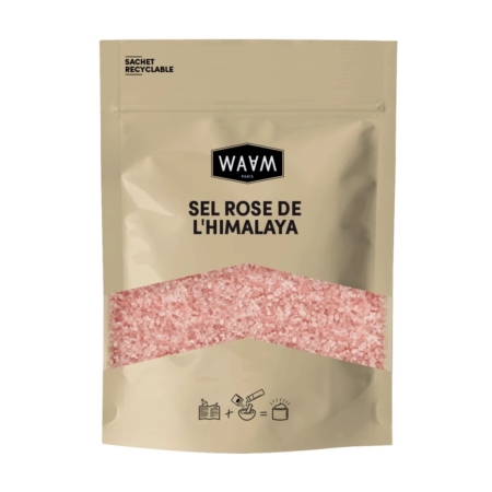 Un sachet beige refermable étiqueté "Waam Sel Rose de l'Himalaya Bain et Gommage 400 g" présente des cristaux de sel rose de l'Himalaya et des icônes écologiques dans le fond, soulignant la qualité du produit et son adéquation pour le bain et l'exfoliation. Dakar