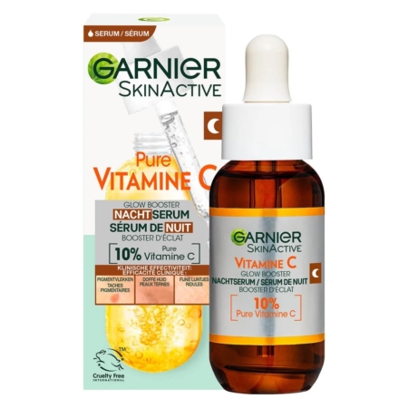 Un flacon de Garnier Skin Naturals Sérum Nuit Éclaircissant à la Vitamine C Booster d'Éclat 30 ml avec un compte-gouttes, présenté devant sa boîte. L'étiquette met en avant 10 % de vitamine C pure et présente des accents orangés. Dakar