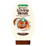 Un flacon de 250 ml de Garnier Ultra Doux Après-Shampooing Nourrissant Lait de Coco et Macadamia pour cheveux normaux à secs, fabriqué à partir de plastique 100% recyclé et portant des images de noix de coco et de macadamia sur l'étiquette. Dakar