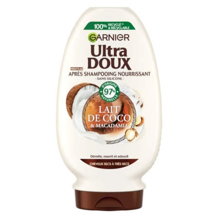 Le flacon blanc de 250 ml de Garnier Ultra Doux Après Shampooing Nourrissant Lait de Coco et Macadamia, pour cheveux secs à très secs, contient 97% d'ingrédients d'origine naturelle et comporte des noix de coco et de macadamia sur l'étiquette. Dakar