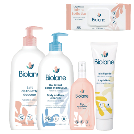 Biolane Gamme Soins Bébé comprend cinq produits : le lait de toilette, le nettoyant corps et cheveux, le spray d'eau fraîche, le talc liquide et les lingettes nettoyantes. L'emballage est blanc, avec des touches de bleu et de pêche, et porte le logo de Biolane. Dakar