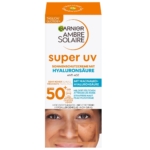 Vue de face de la boîte de Garnier Fluide Visage Solaire à l'Acide Hyaluronique SPF50+ Anti-Taches 40ml avec texte en allemand. L'emballage contient du SPF50+, de l'acide hyaluronique, de la niacinamide, en blanc, orange, bleu et or. Dakar