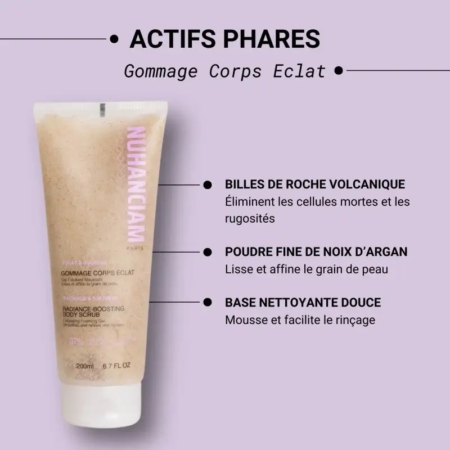 Un tube de Nuhanciam Gommage Lissant Corps Éclat 200 ml est présenté, avec des perles de roche volcanique et de la poudre de noix d'argan. Un texte souligne ses bienfaits pour le corps sur un fond violet clair. Dakar