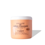 Un pot de pêche de Byphasse Crème Hydratante Corporelle Caresse à l'huile d'Amande Douce 500ml avec des textes en français et en anglais et un couvercle à vis blanc est représenté sur un fond blanc avec une ombre douce. Dakar
