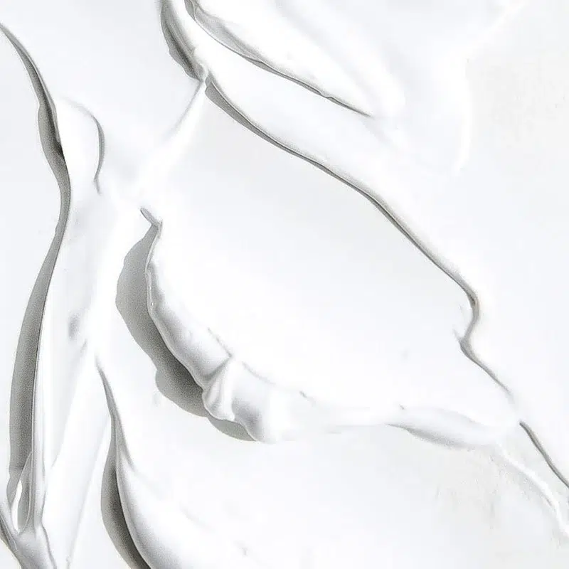 La crème ou la lotion blanche et épaisse s'étale en douceur sur une surface plane, créant des motifs ondulés et des crêtes douces - rappelant l'écoulement doux d'un Tommee Tippee Biberon anti-colique avancé x1 Bleu 340 ml. Dakar