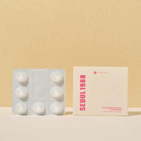 Une photo minimaliste montre un blister blanc contenant six comprimés ronds et une boîte beige portant l'inscription "SEOUL1988" en rose gras, avec Kscret Seoul 1988 Collagen 100% Capsule de Collagène Lyophilisé à Dissoudre Anti-âge. Dakar