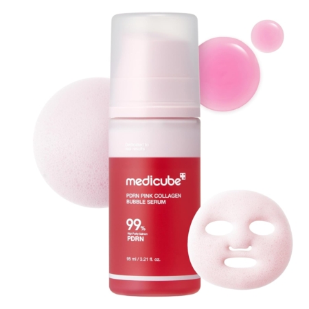 Un flacon rose et blanc de Medicube Pdrn Pink Sérum Bulle de Collagène Rose Hydratant et Illuminatrice 95 ml est présenté au milieu de gouttes liquides roses, d'une mousse rose et d'un masque en feuille blanc découpé, le tout sur un fond blanc. Dakar