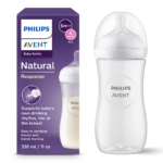 Un Philips AVENT Natural Response Biberon Blanc avec Tétine Forme Sein (3 MOIS) de 330 ml se trouve à côté de son emballage, qui met en avant des caractéristiques telles que l'adaptation à partir de 3 mois, une tétine de forme naturelle et un design favorisant un rythme d'alimentation naturel. Dakar