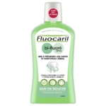 Une bouteille verte de Fluocaril Bi Fluoré Bain de Bouche Menthe de 300 ml, munie d'une étiquette blanche en français et en espagnol, prétend prévenir les caries et renforcer l'émail. Le bouchon porte un autocollant rouge indiquant « Acción Anti-Bacteriana ». Dakar
