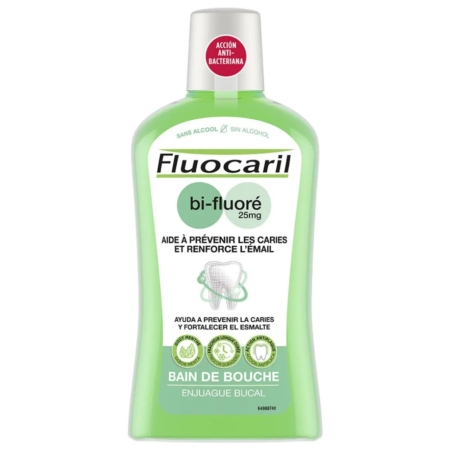 Une bouteille verte de Fluocaril Bi Fluoré Bain de Bouche Menthe de 300 ml, munie d'une étiquette blanche en français et en espagnol, prétend prévenir les caries et renforcer l'émail. Le bouchon porte un autocollant rouge indiquant « Acción Anti-Bacteriana ». Dakar