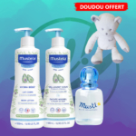 Deux bouteilles de Mustela Kit Soins Bain et Hydratation pour Bébé, un parfum Musti et un petit ours en peluche gris sont présentés sur un fond dégradé bleu-vert. Une étiquette rouge en haut à droite indique "DOUDOU OFFERT". Dakar