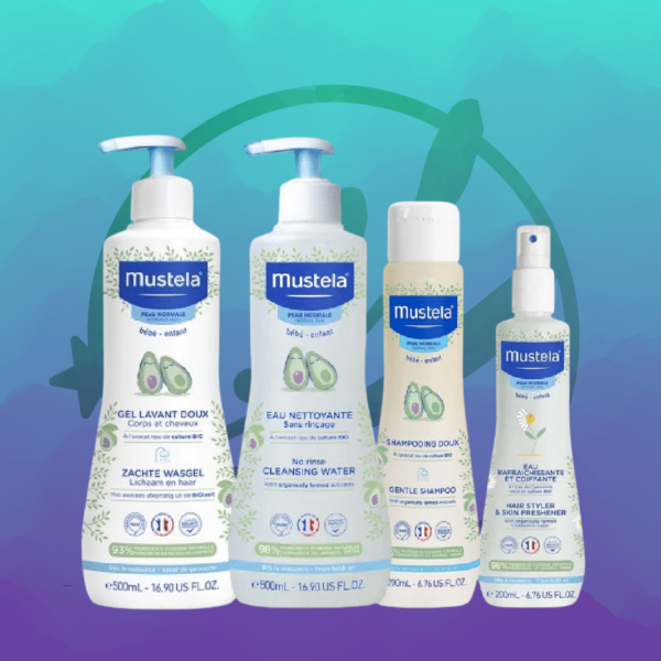Le Pack Mustela Essentiel de Toilette Bébé, composé de quatre produits de soin pour bébé, se présente sur un fond turquoise avec une subtile illustration de baleine. Dakar