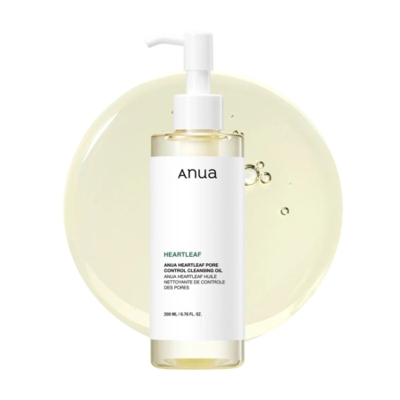 Un flacon transparent d'Anua Heartleaf Huile Nettoyante Anti Pores Dilatés et Points Noirs 200 ml avec une pompe blanche se trouve devant un fond de gouttelettes d'huile légères et translucides, son étiquette mettant en évidence la marque et les détails du produit. Dakar