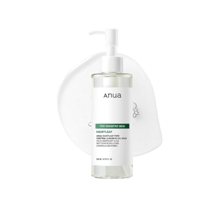 Un flacon transparent d'Anua Heartleaf Huile Nettoyante Anti Pores Dilatés et Points Noirs 200 ml avec une pompe blanche est représenté devant une trace de produit sur un fond blanc. Dakar