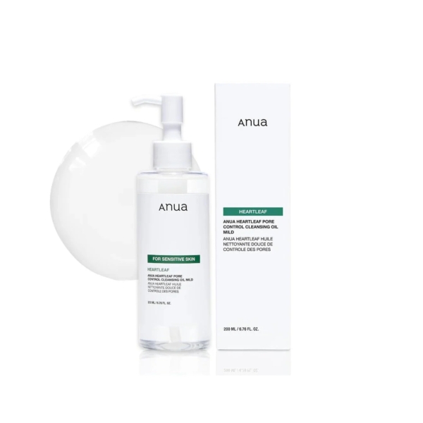 Un flacon pompe transparent d'Anua Heartleaf Huile Nettoyante Anti Pores Dilatés et Points Noirs 200 ml se trouve à côté de sa boîte blanche aux accents verts et noirs, avec un frottis de produit astucieusement présenté en arrière-plan. Dakar