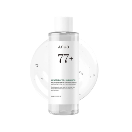 Un flacon transparent de Anua Heartleaf Tonique Apaisant 77% Anti Acné 250ml avec un bouchon blanc et une étiquette minimaliste est représenté sur un fond présentant une texture de gel clair. Dakar