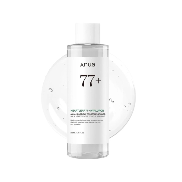 Un flacon transparent de Anua Heartleaf Tonique Apaisant 77% Anti Acné 250ml avec un bouchon blanc et une étiquette minimaliste est représenté sur un fond présentant une texture de gel clair. Dakar