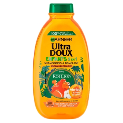 Un flacon de 300ml de shampoing pour enfants GARNIER Ultra Doux Enfants 2 en 1 à l'abricot et à la fleur de coton, à l'effigie du Roi Lion, dans un flacon orange recyclable. Dakar