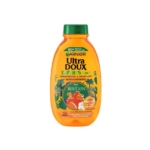 Un flacon orange de Garnier Ultra Doux Enfants 2-en-1 Shampooing à l'abricot et à la fleur de coton (300 ml), avec le motif du Roi Lion Simba. Cette formule hypoallergénique convient aux enfants de tous types de cheveux. Dakar
