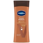 Un flacon de 400 ml de Vaseline Intensive Care Lait pour le Corps Cocoa Glow avec un bouchon marron, offrant une hydratation de 48 heures avec des lipides ultra-hydratants et du beurre de cacao pour les peaux sèches. Dakar