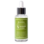 Le Cos De BAHA Niacinamide 10% Sérum Réducteur Pores est présenté dans un flacon transparent avec un bouchon compte-gouttes argenté et une étiquette verte sur laquelle est écrit « Niacinamide de haute qualité 10 %, acide hyaluronique 6 000 PPM, Zinc PCA 1 %, extrait de racine de réglisse ». Le flacon contient 60 ml ou 2,0 fl oz. Dakar