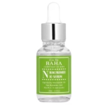Un flacon compte-gouttes en verre transparent portant l'inscription « Cos De BAHA Niacinamide 10 % Sérum Réducteur Pores » est orné d'une étiquette verte. Ce sérum de 30 ml contient 10 % de niacinamide, 1 % d'acide hyaluronique, 1 % de zinc PCA et de la réglisse pour des bienfaits accrus pour la peau. Dakar