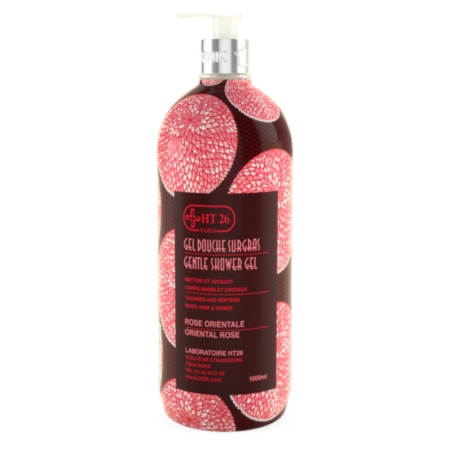 Le flacon de 1 litre de gel douche gommant HT26 WAX « Rose Orientale » est muni d'un distributeur à pompe et orné d'une étiquette décorative à motifs floraux rouges et blancs. Dakar