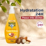 Un flacon jaune du Petit Marseillais Lait Corps Nutrition Karité Amande Douce et Argan 250 ml est posé sur du bois au milieu de noix de karité et d'amandes, avec un texte soulignant l'hydratation 24h pour les peaux très sèches. Dakar