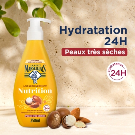 Un flacon jaune du Petit Marseillais Lait Corps Nutrition Karité Amande Douce et Argan 250 ml est posé sur du bois au milieu de noix de karité et d'amandes, avec un texte soulignant l'hydratation 24h pour les peaux très sèches. Dakar