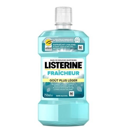 Un flacon de 250 ml de bain de bouche Listerine « Fraîcheur Goût Intense », contenant un liquide bleu clair et comportant des indications en français, précisant qu'il est sans alcool et qu'il offre un goût intense et frais pour un usage quotidien. Dakar