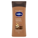 Vaseline Cocoa Lait Hydratant Corps au Beurre de Cacao 200 ml, connue comme la « marque n°1 mondiale de soins pour les mains et le corps », présente un design brun et doré riche. Infusé de beurre de cacao et de gelée de vaseline, il est idéal pour une hydratation quotidienne. Dakar