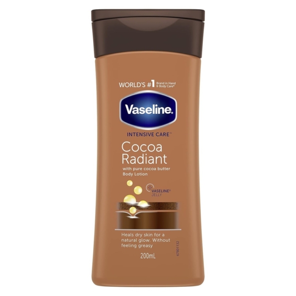 Vaseline Cocoa Lait Hydratant Corps au Beurre de Cacao 200 ml, connue comme la « marque n°1 mondiale de soins pour les mains et le corps », présente un design brun et doré riche. Infusé de beurre de cacao et de gelée de vaseline, il est idéal pour une hydratation quotidienne. Dakar
