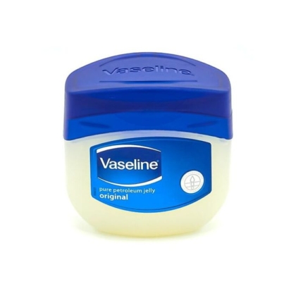 Un petit récipient étiqueté « Vaseline Cocoa Lait Hydratant Corps au Beurre de Cacao 200 ml » avec un couvercle bleu est présenté, présentant un design blanc et bleu apaisant. Dakar