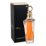 Une eau de parfum Mauboussin Elixir pour Elle de 100 ml se trouve à côté de sa boîte noire et dorée ; le flacon en verre transparent avec un bouchon doré, un liquide ambré et une poignée ronde crée un affichage sophistiqué et élégant. Dakar
