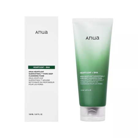 Un tube vert et blanc de Mousse Nettoyante Anti Dilatation des Pores Quercetinol 150 ml d'Anua Heartleaf se trouve à côté de sa boîte minimaliste assortie, toutes deux présentant les détails du produit en anglais et en français. Dakar