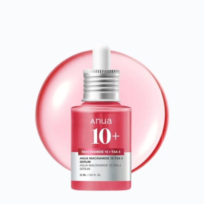 Un flacon de Anua Niacinamide 10% + TXA 4% Sérum Correcteur Tâches Hyperpigmentation 30 ml avec un compte-gouttes se trouve devant une gouttelette de liquide rose sur un fond blanc. Le flacon rose est rehaussé d'élégants détails blancs et argentés. Dakar