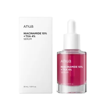 Un flacon compte-gouttes en verre transparent de sérum rose, étiqueté « Anua Niacinamide 10% + TXA 4% Sérum Correcteur Tâches Hyperpigmentation », se trouve à côté de sa boîte blanche, tous deux indiquant « 30 mL / 1,01 fl. oz. Dakar