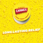 Un pot de baume à lèvres Carmex jaune repose sur un fond jaune vif orné de gouttes d'eau. Le texte indique « Carmex Pot classique de Soin des Lèvres 7,5 g » et « Baume à lèvres hydratant Carmex classique pour un soulagement longue durée ». Dakar