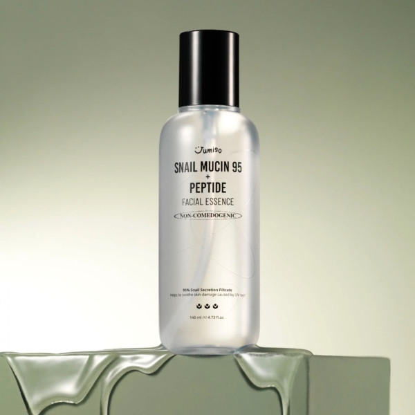 Un flacon de Jumiso Mucine d'Escargot 95 % + Essence Peptide Anti Acné Peau Lisse 140 ml repose sur une surface réfléchissante, étiquetée « Mucine d'Escargot 95 % + Peptide ». Son liquide transparent contraste avec un dégradé vert clair, offrant une esthétique rafraîchissante. Dakar