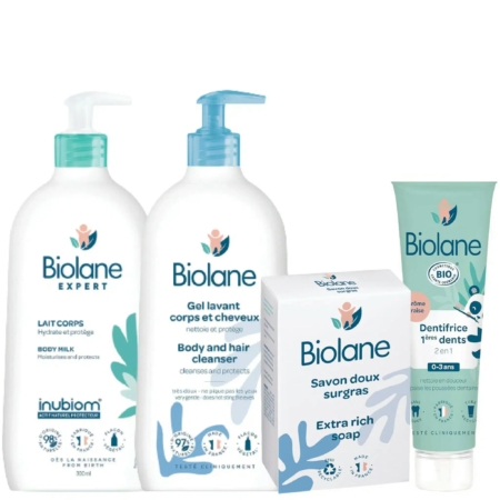 Quatre produits Biolane Gamme Soins Hydratation et Hygiène Pour Bébé sont présentés : une pompe à lait pour le corps, une pompe nettoyante pour le corps et les cheveux, un pain de savon extra riche et un dentifrice pour les premières dents, avec un bavoir gratuit inclus. Dakar