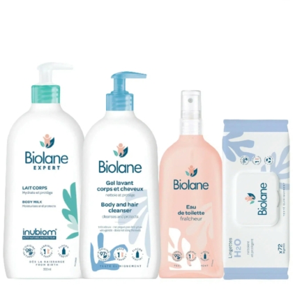 Quatre produits Biolane Gamme Soins Essentiels Pour Bébé - un lait corporel, un nettoyant pour le corps et les cheveux, une eau de toilette en spray et des lingettes nettoyantes - sont présentés dans des contenants blancs aux accents bleus et corail, ainsi qu'un sac offert. Dakar