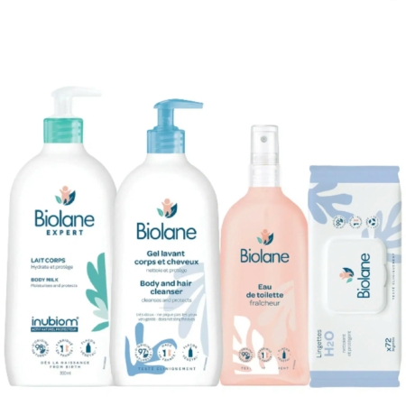 Quatre produits Biolane Gamme Soins Essentiels Pour Bébé - un lait corporel, un nettoyant pour le corps et les cheveux, une eau de toilette en spray et des lingettes nettoyantes - sont présentés dans des contenants blancs aux accents bleus et corail, ainsi qu'un sac offert. Dakar