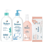 Quatre produits Biolane Gamme Soins Essentiels Pour Bébé sont présentés - lait corporel, nettoyant corps et cheveux, eau de toilette et lingettes nettoyantes - dans des emballages blancs et pastels aux accents bleus et pêches. Dakar