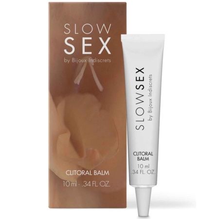 Le Bijoux Indiscrets Baume Clitoridien It's a match 10 ml est présenté à côté de sa boîte. Le tube blanc au texte noir côtoie une boîte brune au subtil motif floral. Dakar